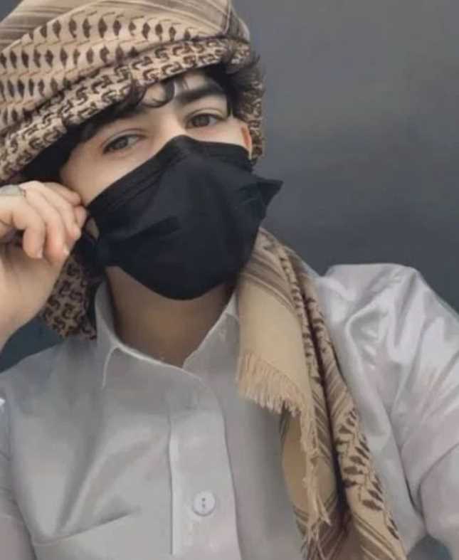 মাস্ক পরা ছেলেদের পিক